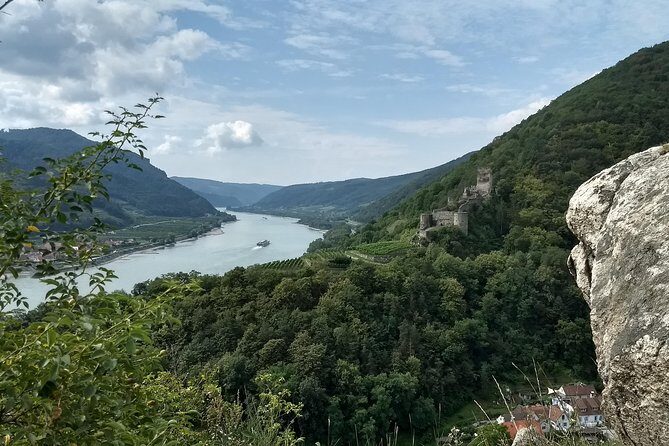 3-Hour Private Hiking Tour to historic places around Spitz in Wachau Valley - The 200-meter climb: easy route, real effort