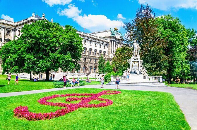 A box for a romantic walk in the city center of Vienna - Key highlights at a glance