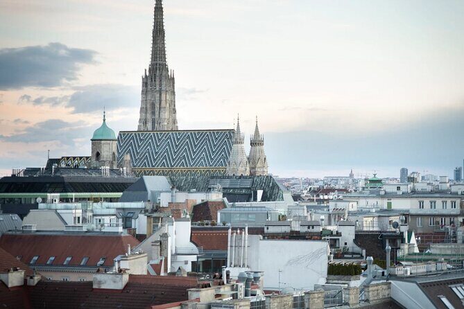A box for a romantic walk in the city center of Vienna - Practical tips: navigation, QR codes, and keeping it smooth