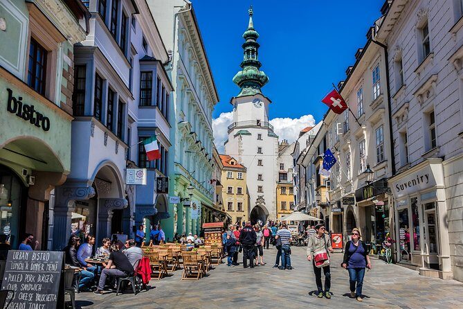 Bratislava From Vienna By Bus With Coffee & Cake - Finding the guide: Park Inn by Radisson Danube Hotel meet-up tips