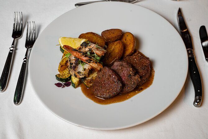 Burlesque Spectacular Dinner Show - Dinner included: what you’re really paying for