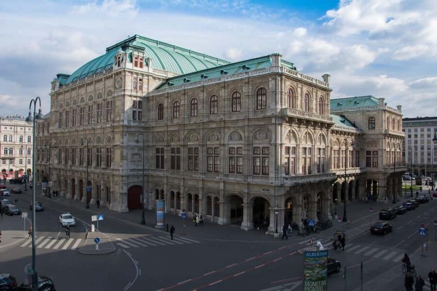 Discover Vienna’s Landmarks in 2 Hours - Quick center pause: Schnitzel and short walks