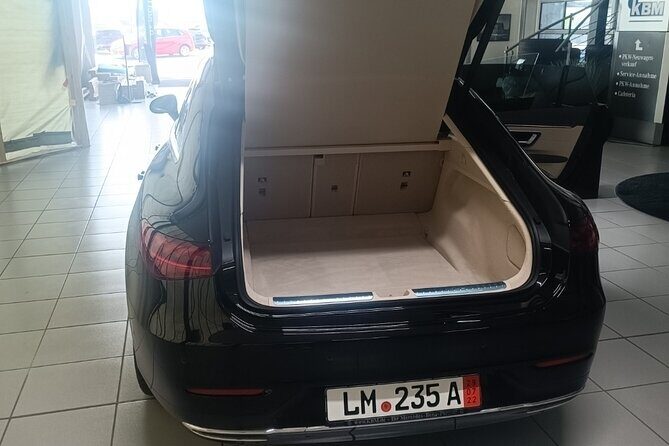 Exclusive green transfer - The electric Mercedes ride: comfort for people and bags