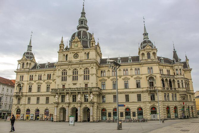 Explore Graz in 60 minutes with a Local - Kunsthaus Graz’s Friendly Alien: modern art you can walk into