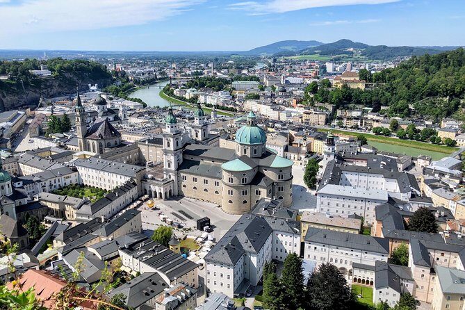 Explore Salzburg in 60 minutes with a Local - Meet at Café Mozart on Getreidegasse: Start Point That Sets the Tone