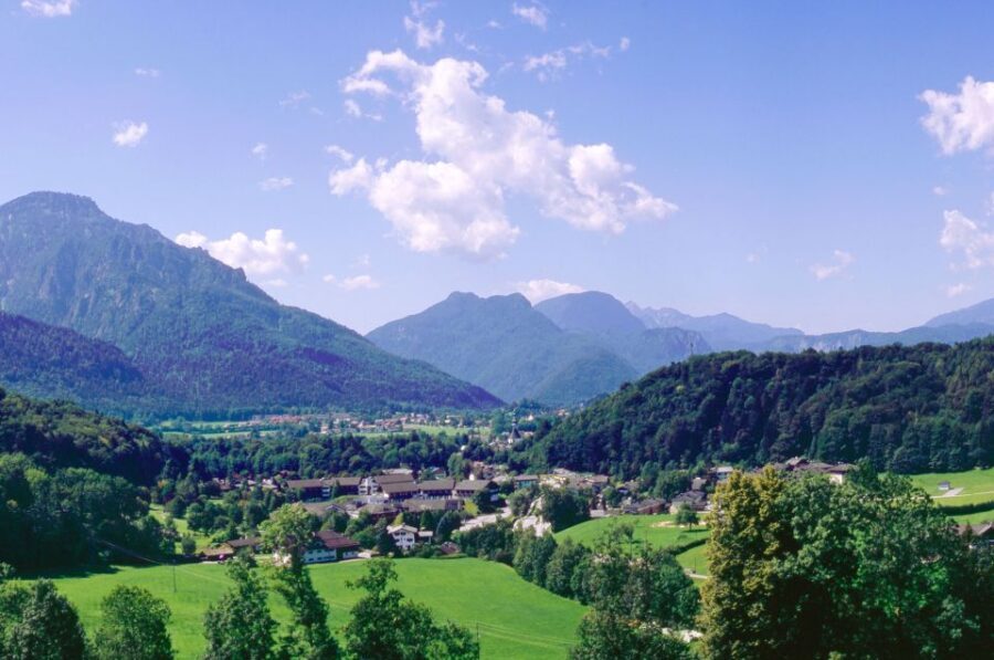 From Vienna: Salzburg and Alpine Lakes Full-Day Trip - Guides and language: English quality can vary by group