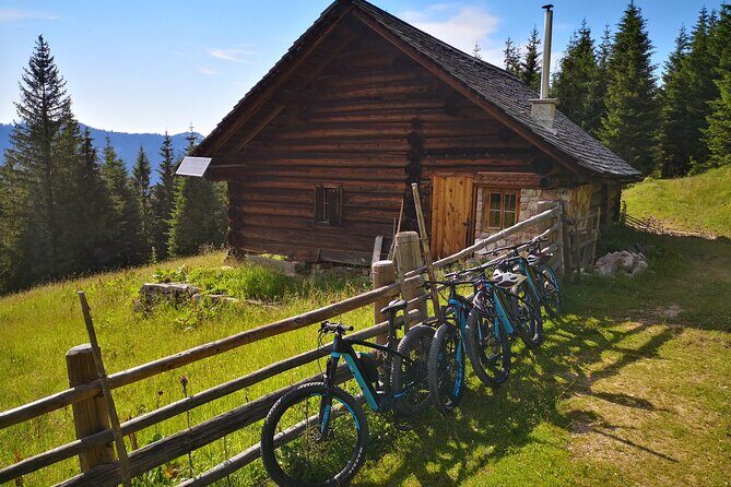 Guided e-bike tour of the alpine pastures in the Salzkammergut - Start line at Sport Consult in Gosau: get your riding rhythm early