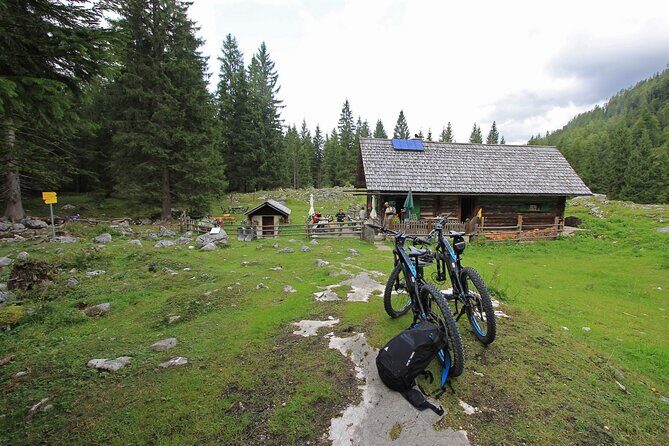 Guided e-bike tour of the alpine pastures in the Salzkammergut - Plankensteinalm and Leutgeb hut: the long pasture break that makes the day click
