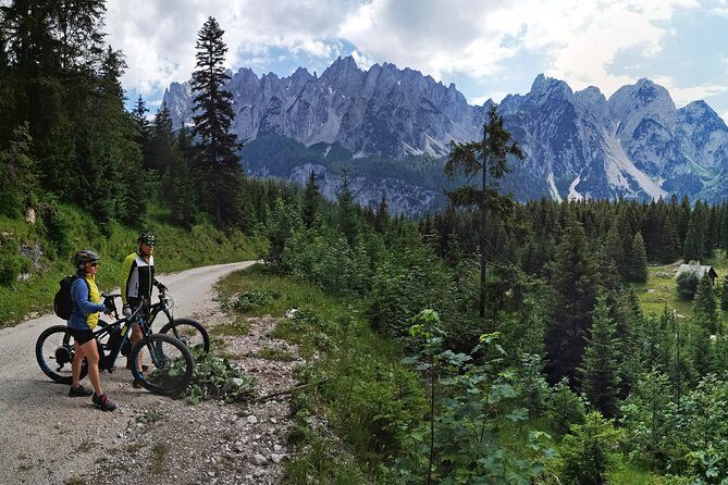 Guided e-bike tour of the alpine pastures in the Salzkammergut - Badstumhütte at the Gosau whetstone quarry: old work, local treats