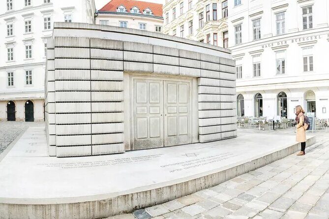 Historical Hitler Walking Tour of Vienna - Stop 3: Akademie der bildenden Kunste and the Rejection Story