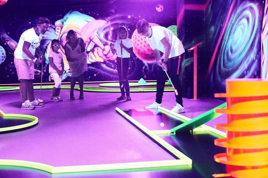 Innsbruck: 3D Mini Golf with Dazzling Light Effects - The UV light and 3D visuals: what to look for while you play