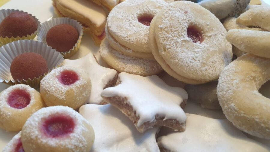 Innsbruck: Christmas Tour with a licensed guide - Old Town Stroll to the Golden Roof and the Oldest Market