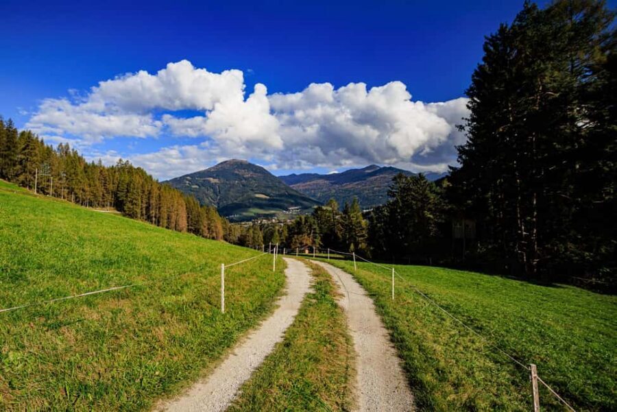Innsbruck: Panoramic hike over the Telfer Wiesen - Through the hamlets of Telfes and the village church: a human pause in nature