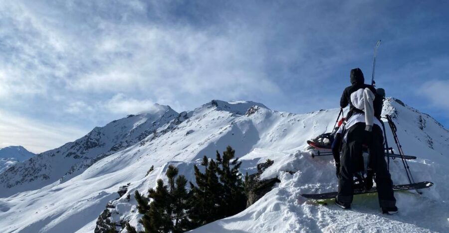 Innsbruck: Priv. Guided Snowy Mountain Hike /Snowshoe´s - Meet Franco and the no-stress rhythm of a guided winter day