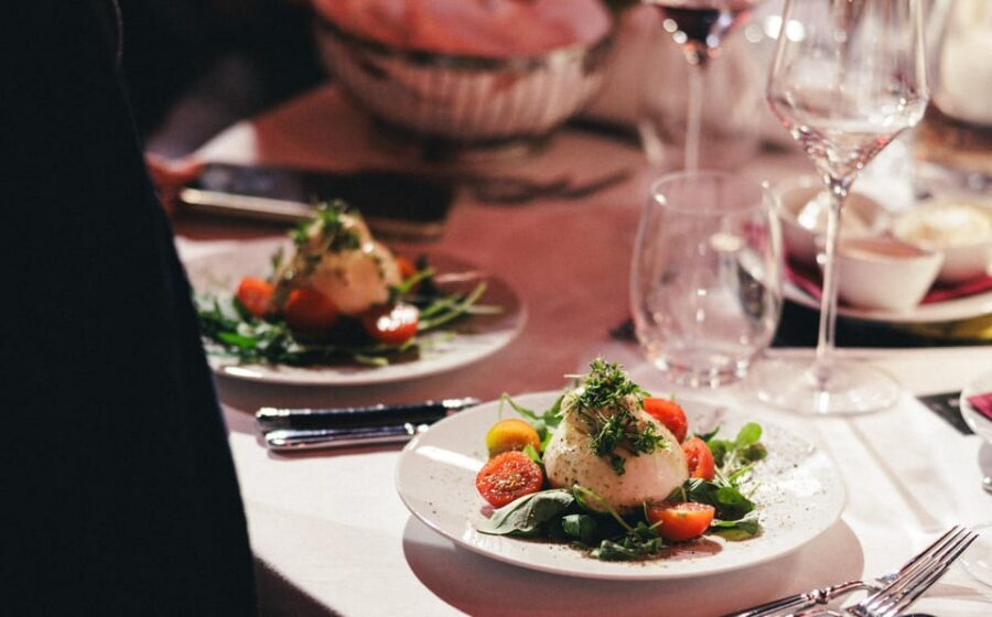 Mirage Vienna: Burlesque Spectacular – Dinner Show - The Show Format: Three Acts, Four Courses, One Continuous Night