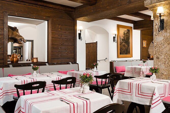 Original Sound of Music Tour Salzburg With Schnitzel and Noodle - The sing-alongs: fun, social, and sometimes loud