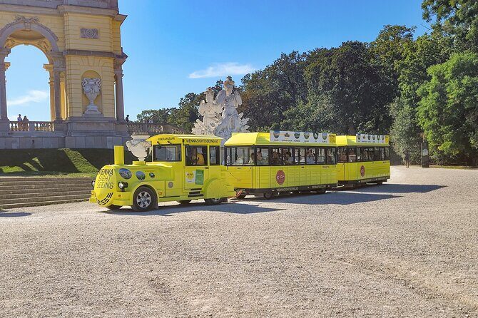 Panoramabahn Schoenbrunn - Earphones and the 7-language audio guide: how it helps you read the park