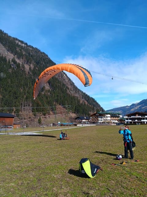 Paragliding Tandem Flight - What a tandem flight feels like over the mountains