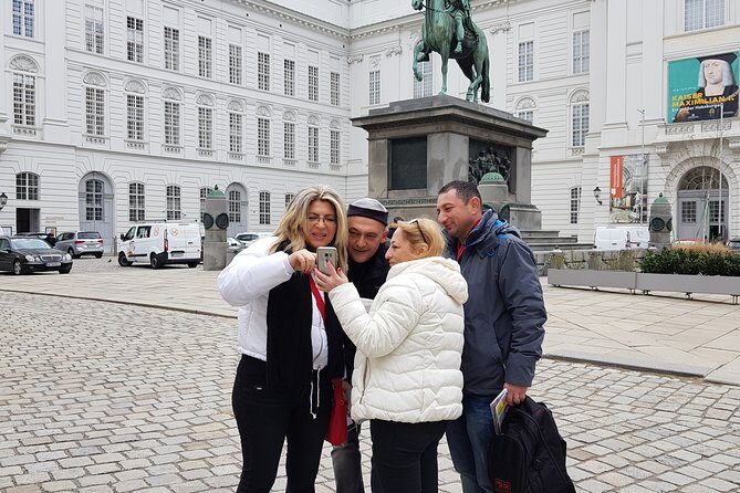 Private City Discovery walk - Historical Treasure hunt - How the Smartphone Guide + Host System Works