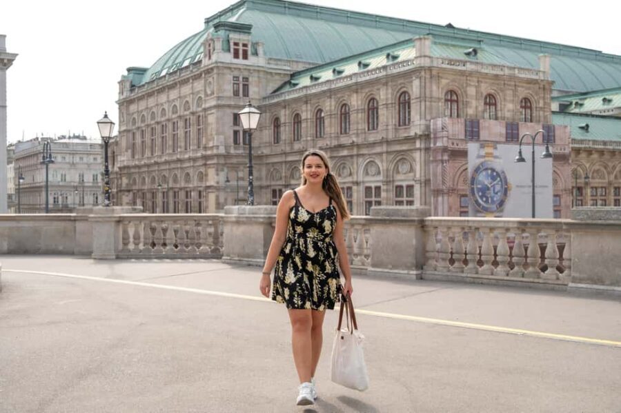 Private Photoshoot in Vienna City Center - The 1-hour route: Opera streets to Albertina Modern viewpoints