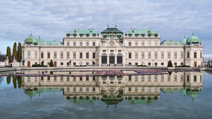 Private tour Vienna: 4 hours by Car - Heldenplatz, Hofburg, and the Grand Government Street