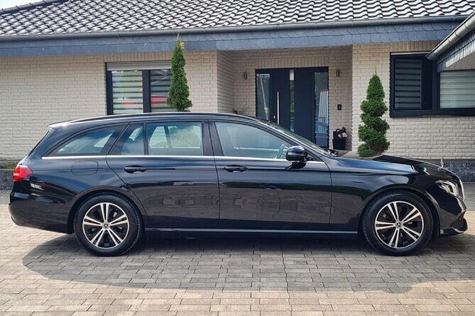 Private transfer from Vienna to Munich with sightseeing stop - The driver experience: friendliness, explanations, and close drop-offs