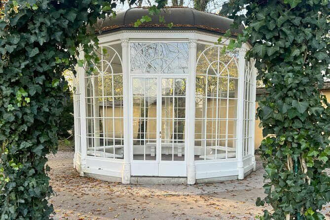 Public 4h tour to filming locations of “The Sound of Music Movie“ - Stop 3: Schloss Hellbrunn and the 16-going-on-17 gazebo moment