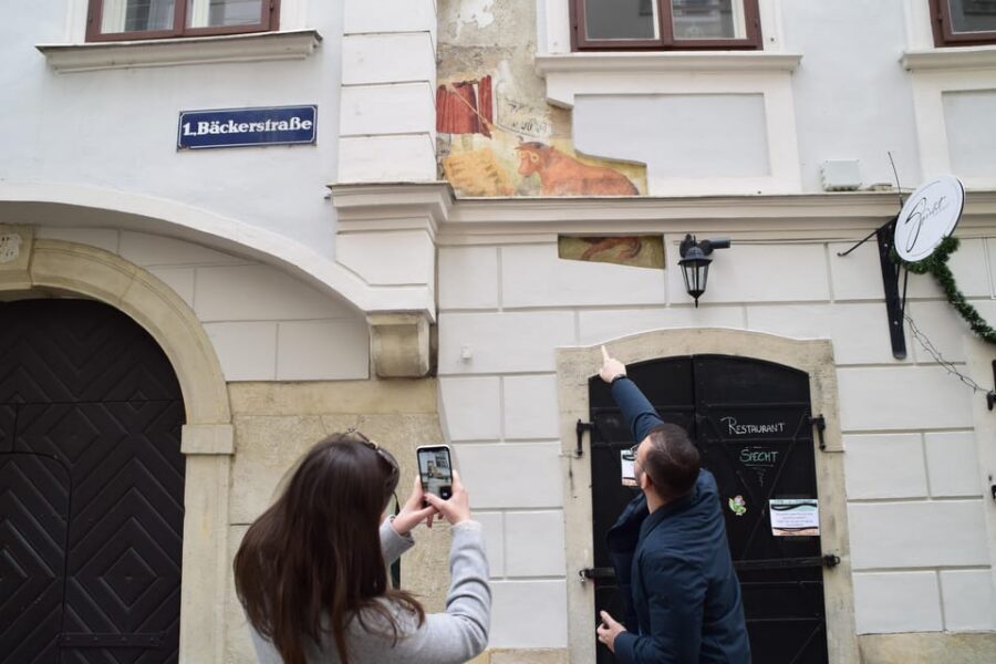 Riddle Tour: Explore the Hidden Gems of Vienna - Finding the most beautiful clock: the representation lesson
