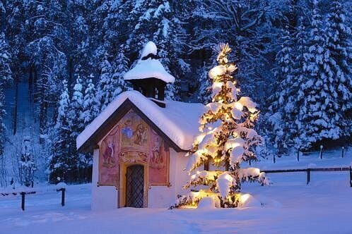 Salzburg Christmas Eve Tour to the Silent Night Chapel - Oberndorf Christmas markets: grab warmth before the ceremony
