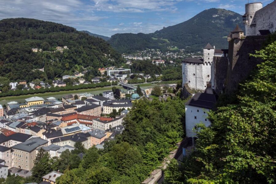 Salzburg: Express Walk with a Local in 60 minutes - Languages, Group Size, and Pace: Why Comfort Matters