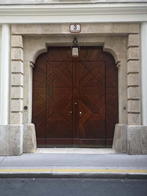 Scandals, affaires & anecdotes in Vienna - Behind Doors and Around Corners: What Court Life Was Hiding