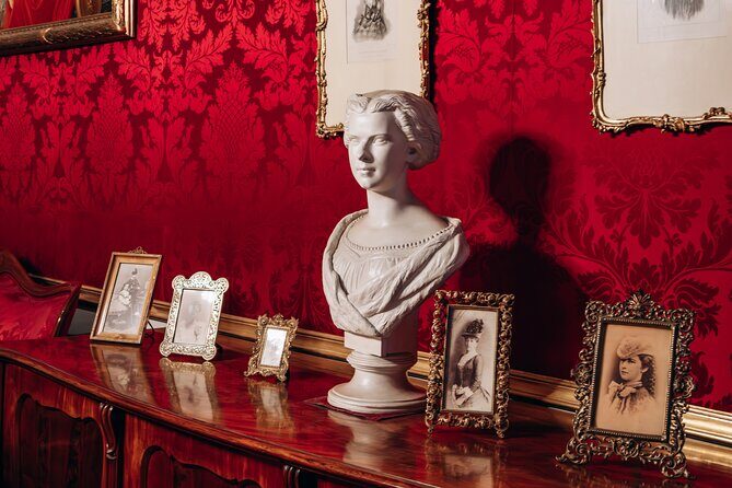 Skip the Line Empress Sisi Museum, Hofburg and Gardens Tour - Group size and comfort: what you should expect in tight spaces