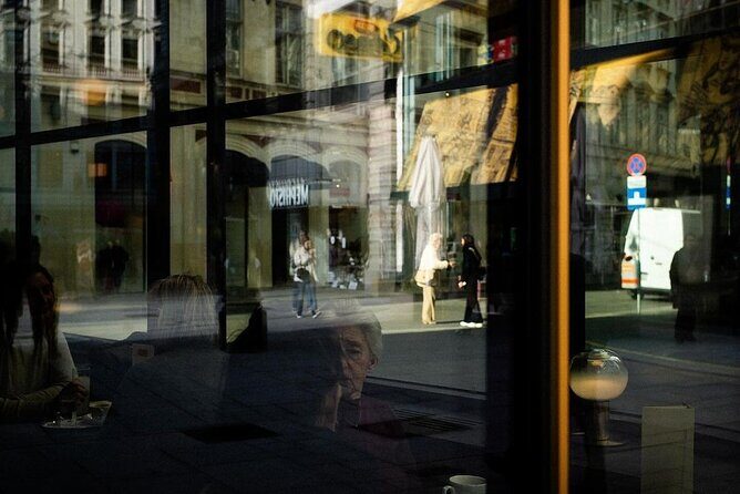 Street photography Vienna - Meeting up near public transport, then getting into shooting mode