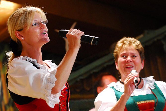 Tyrolean Folk Show Ticket in Innsbruck - Before the first song: welcome drink and pacing