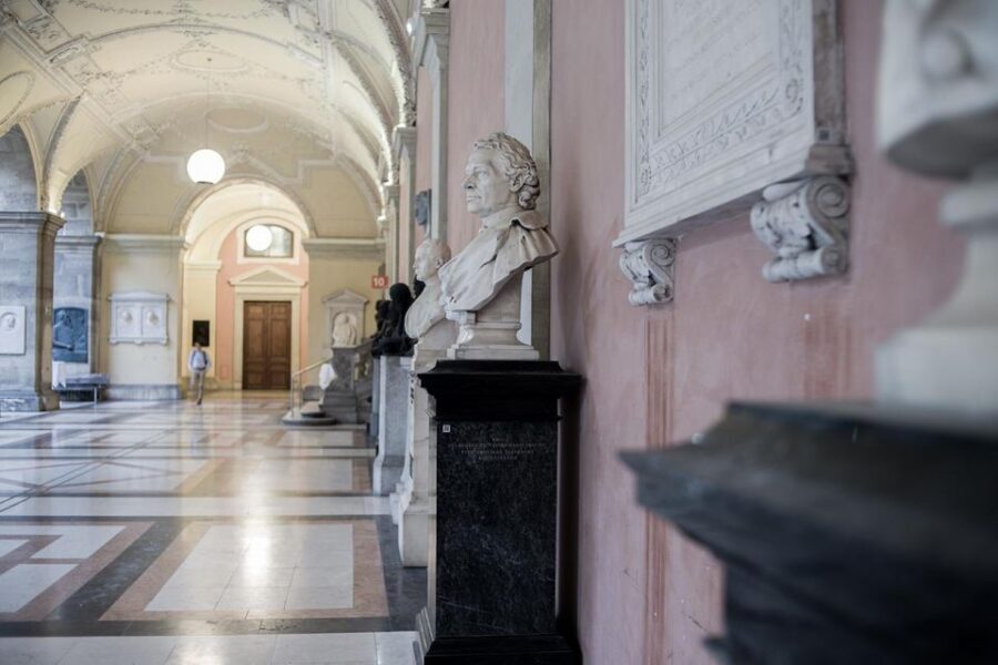 VIENNA AT NIGHT: PRIVATE PHOTO TOUR - Meeting on Universitätsring: starting your night in the right spot
