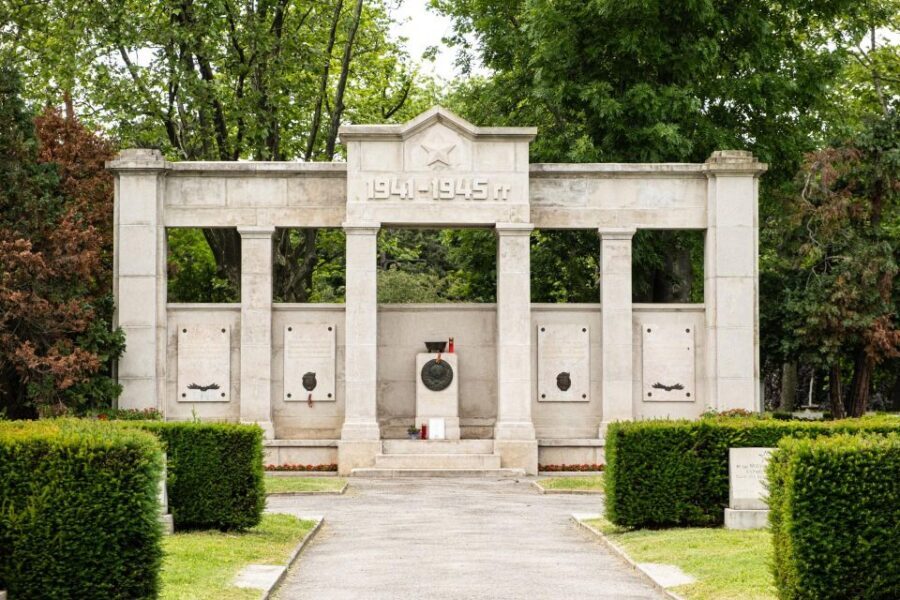 Vienna Central Cemetery Walking Tour with Transfers - Why Vienna’s Central Cemetery feels like an open-air gallery