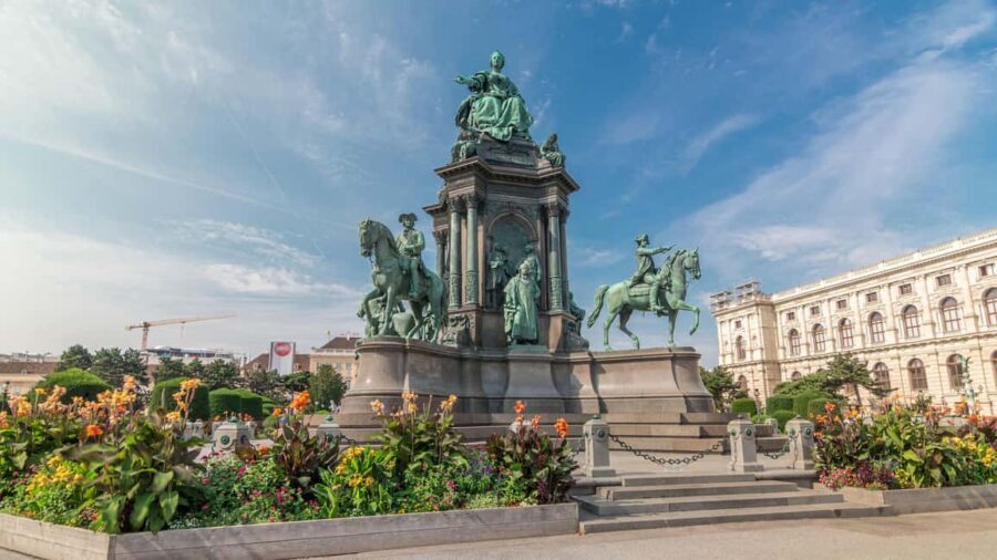Vienna: Christmas Photoshoot with a Pro Photographer - Stephansplatz finale by St. Stephen’s Cathedral: The iconic Vienna ending