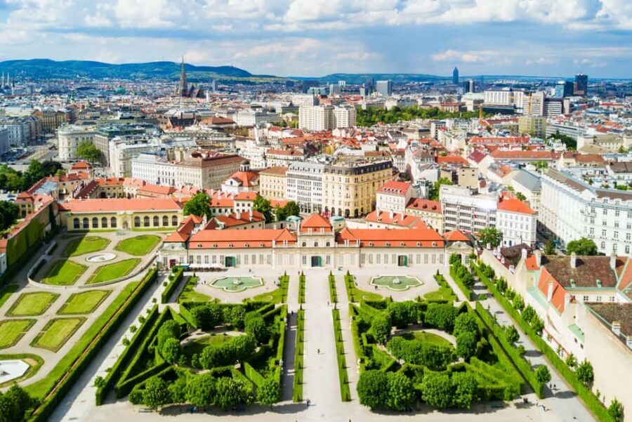 Vienna: Christmas Photoshoot with a Pro Photographer - Albertina Museum Terrace: From street to “art gallery” framing