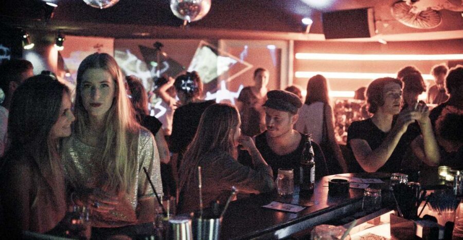 Vienna: City Center Pub Crawl - The first stop: a free drink and a warm-up with the group