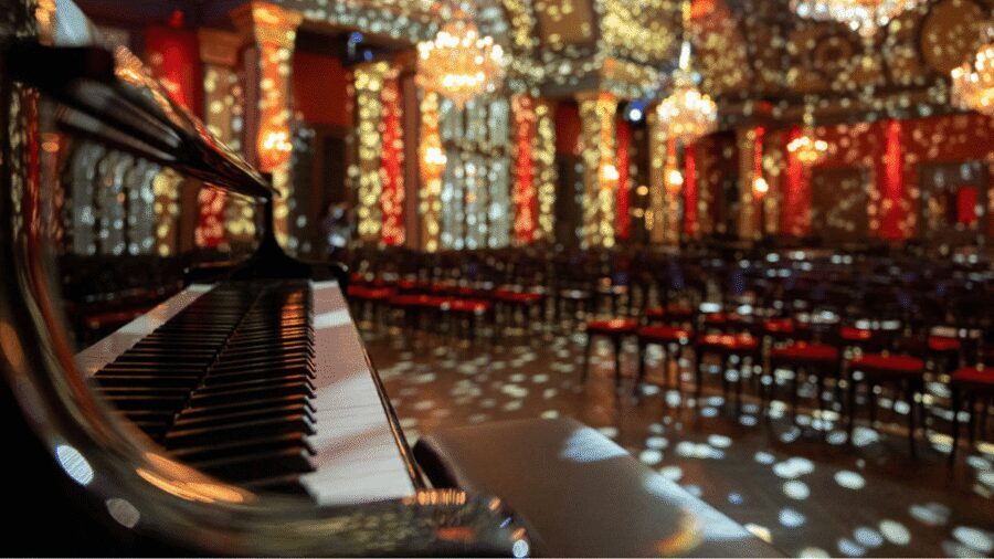 Vienna: Classical Concert in the historic 1837 Strauss-Hall - The concert at 20:30: Mozart meets Strauss with a soprano and synchronized light storytelling