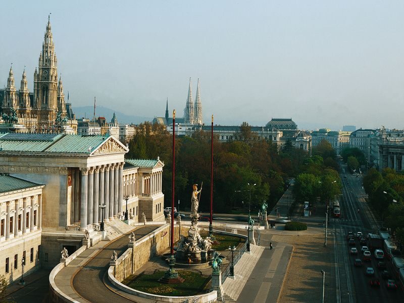 Vienna: Full-Day Private Tour including Schönbrunn Palace - Lunch planning near Naschmarkt: how to make the break work for you