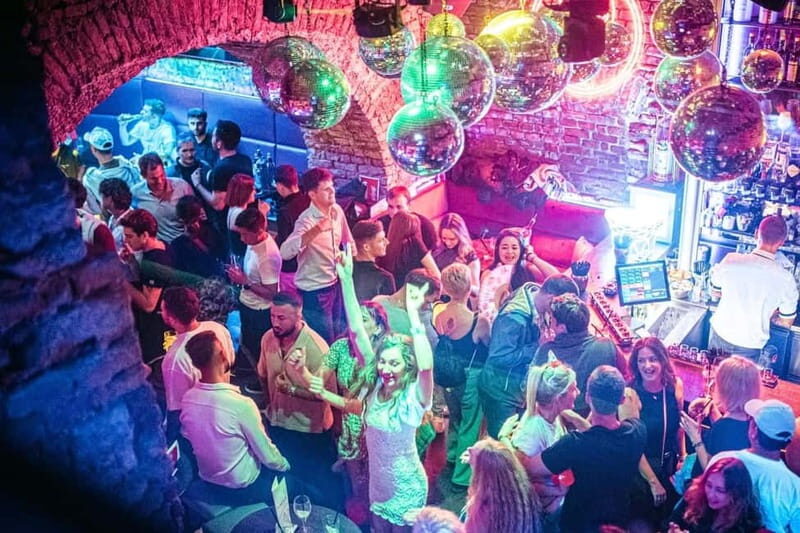 Vienna: Guided Pub Crawl with Club Entry - Pickwick’s in the Middle of the Action: Where the Group Coalesces