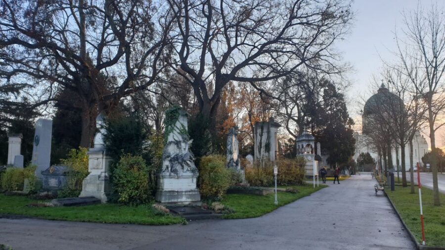 Vienna: Guided Walking Tour of the Central Cemetery - St. Karl Borromäus church: the Art Nouveau visual break