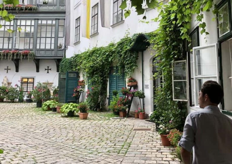 Vienna: Hidden courtyards Guided walking tour - Guide Quality in a German-Language Tour