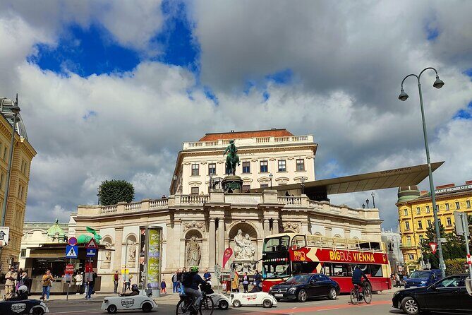 Vienna Highlight Tour - yue walk - Heldenplatz and Maria Theresien Square: statues, institutions, and a woman who changed everything
