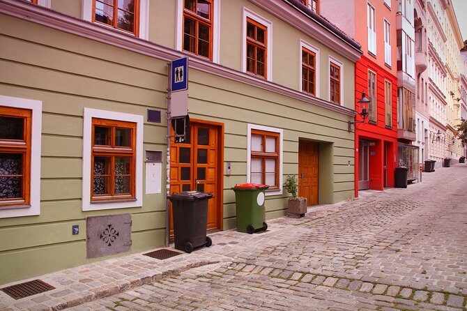 Vienna Highlights Self guided scavenger hunt and Walking Tour - In-app info and multi-language support that keeps everyone onboard