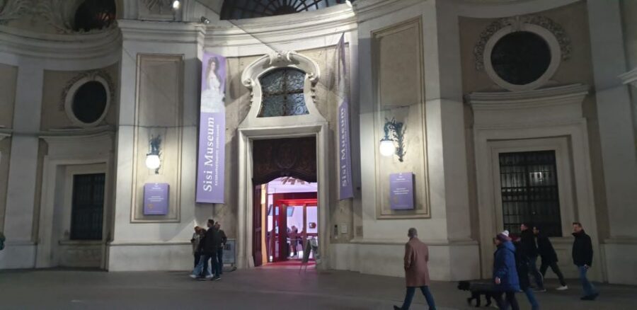 Vienna: Hofburg Palace and Principessa Sissi Tour - Arriving at Josefsplatz and Finding Your Group
