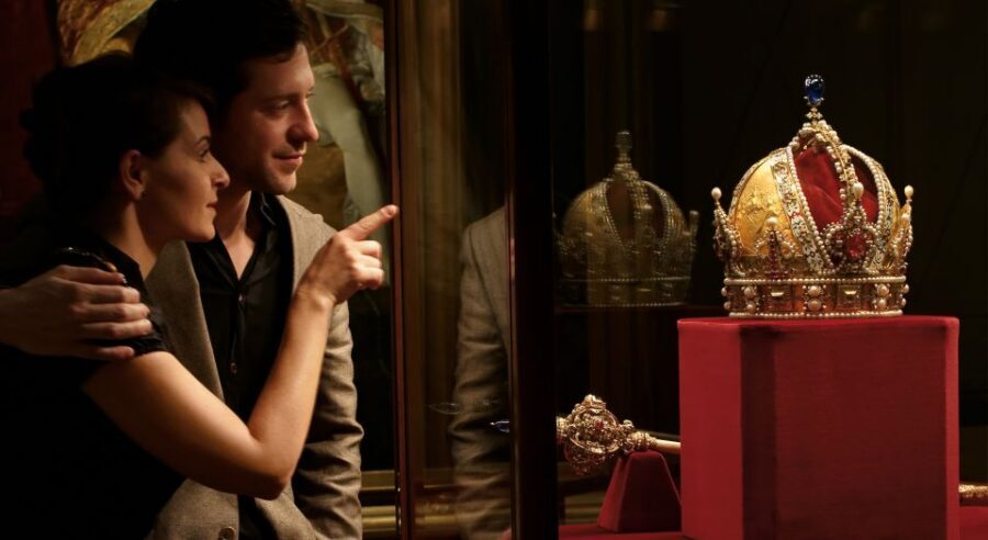 Vienna: Imperial Treasury in the Hofburg Palace - Audio guide vs. coming with your own guide: what makes sense
