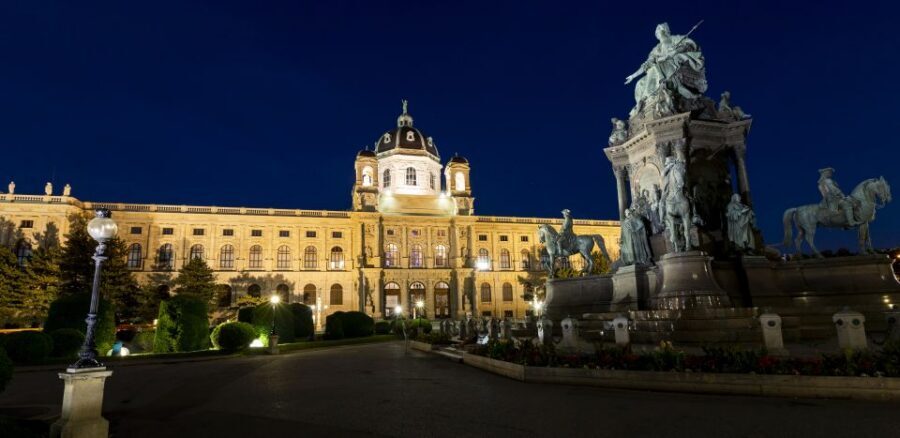 Vienna: Panoramic Night Tour by Bus - Vienna’s illuminated Ringstrasse, without the walking marathon