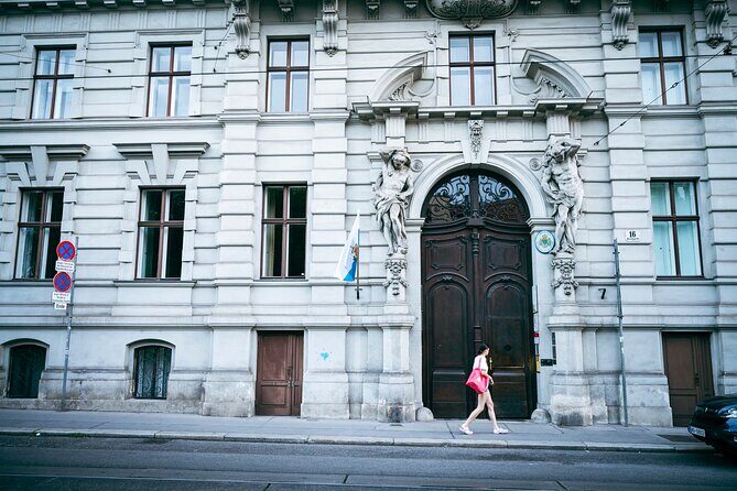 Vienna Photography Masterclass - Private Photography Lesson - How the guides actually improve your photos (not just your walking route)